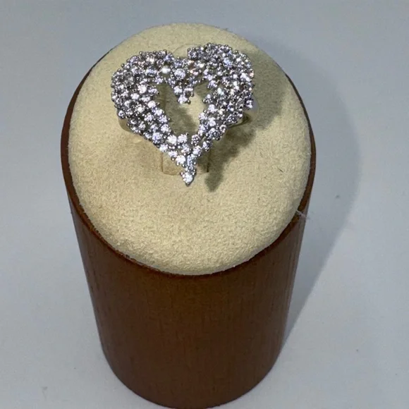 18k 1.5ct Heart Ring - Picture 9 of 12